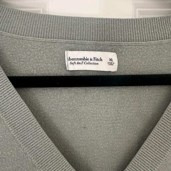 Abercrombie | Women's
LuxeLoft Oversized Legging-Friendly V-Neck Sweater | XL - Picture 3 of 3